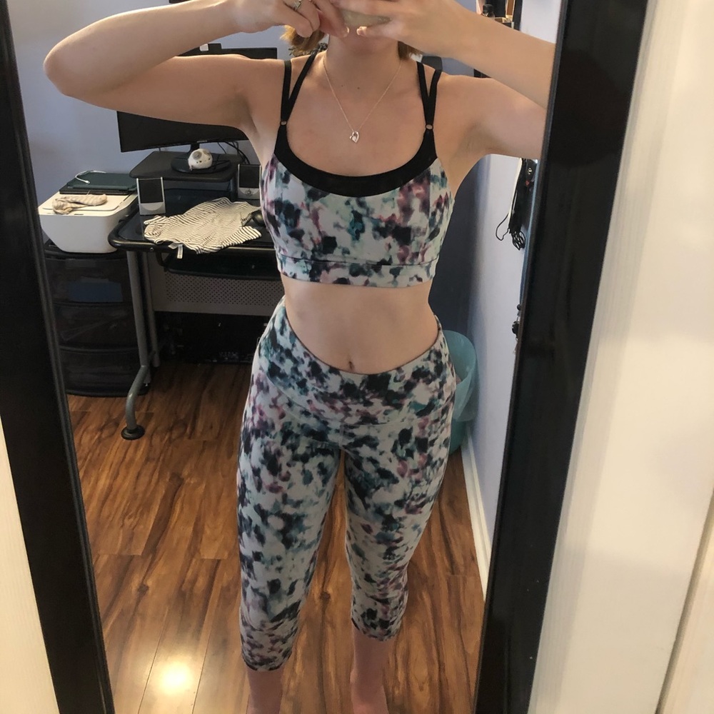 Patterned workout set w/ sports bra and leggings